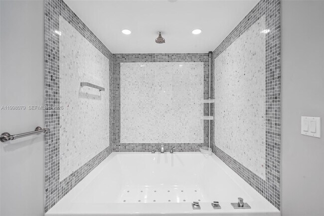 Building Photo - 200 Biscayne Blvd Way