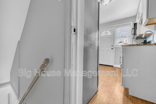 Building Photo - 4310 Roberton Ave