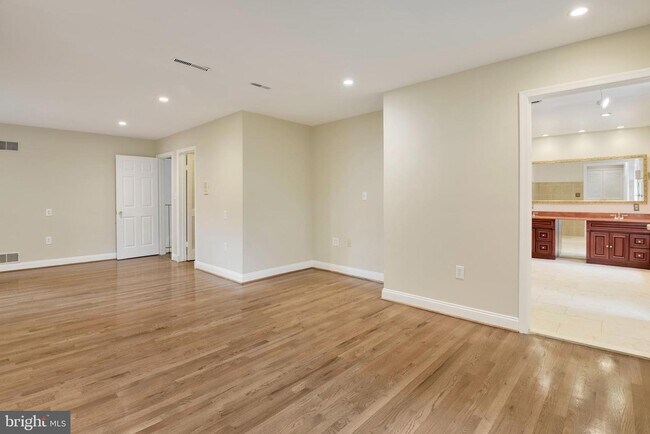 Building Photo - 7320 Bradley Blvd