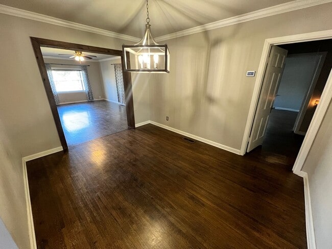 Building Photo - Beautifully renovated Midtown charmer