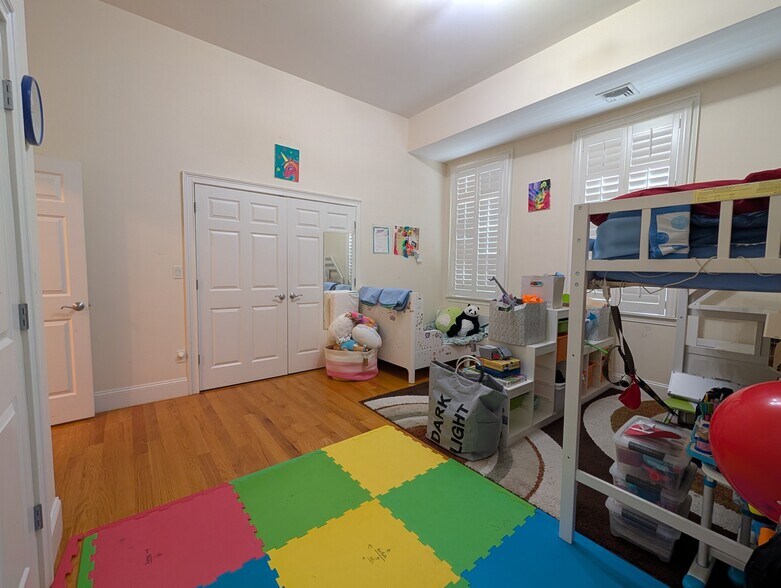 BedRoom1 - 87 Franklin St