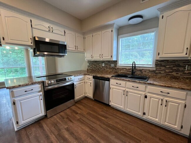 Building Photo - 440 Blue Lake Dr