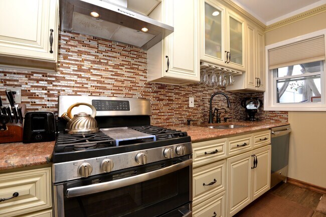 Building Photo - 174-06 Jewel Ave