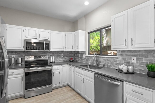 Building Photo - Contemporary Comfort Meets Convenience in ...