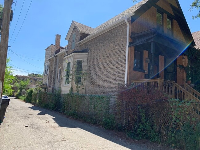 Building Photo - 2113 W Walton St