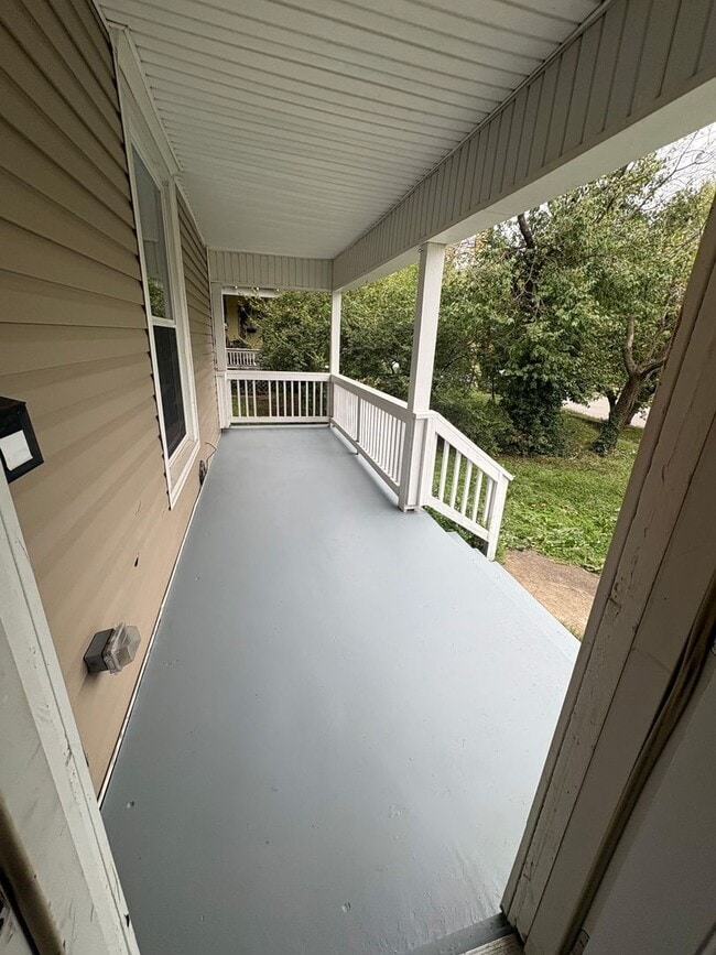 Building Photo - Stunning 5 Bedroom Home