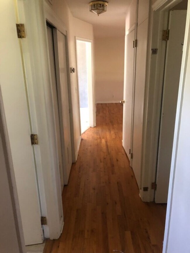 Building Photo - LOCATION, LOCATION, 3 BEDROOM HOUSE FOR LE...