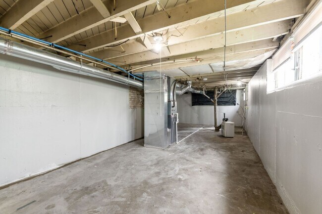 Building Photo - 388 S Powell Ave