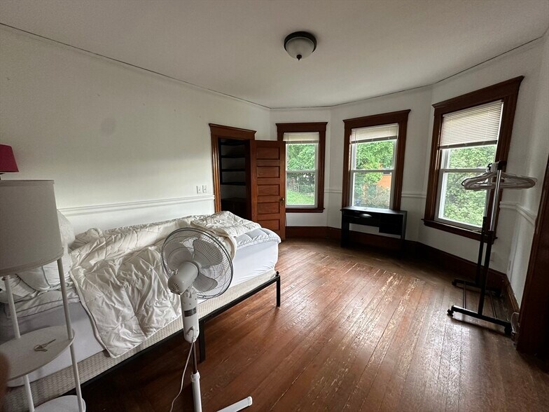 Building Photo - 582 Cambridge St