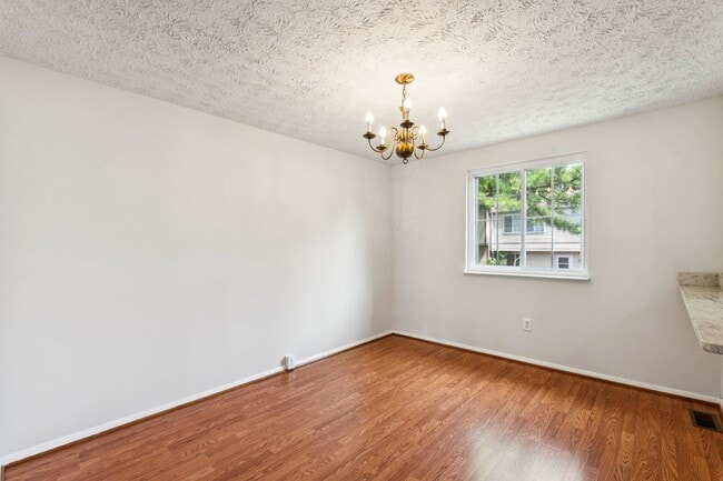 Building Photo - Conveniently located in the Courts of Tysons!