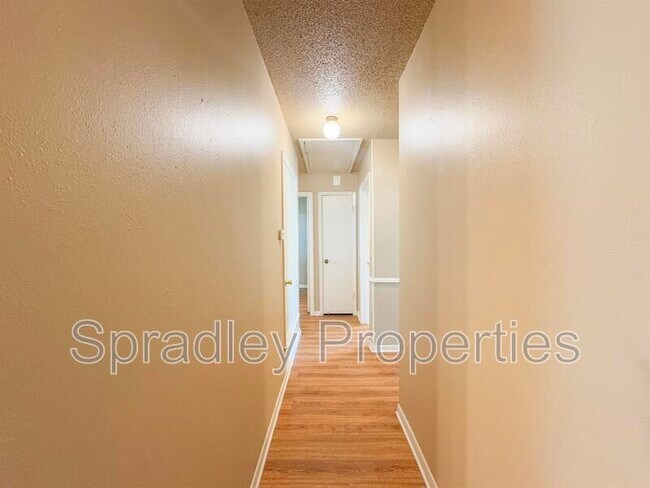 Building Photo - 705 Apache Dr