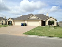 Building Photo - 3BR / 2BA Duplex in Hewitt, Texas | Midway...