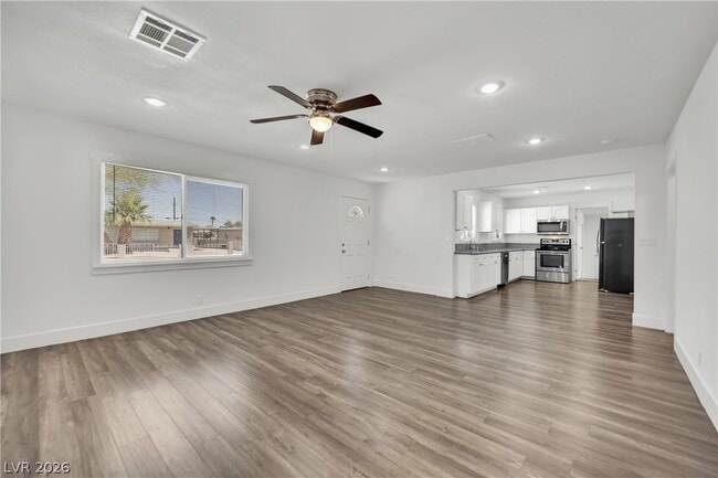 Building Photo - 1050 E Hassett Ave
