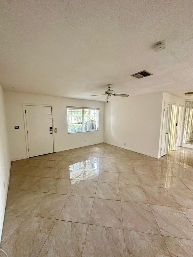 Building Photo - 55+ Community Tamarac Single Family 2 bedr...