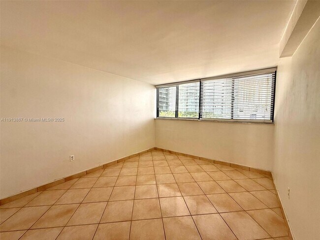 Building Photo - 555 NE 30th St