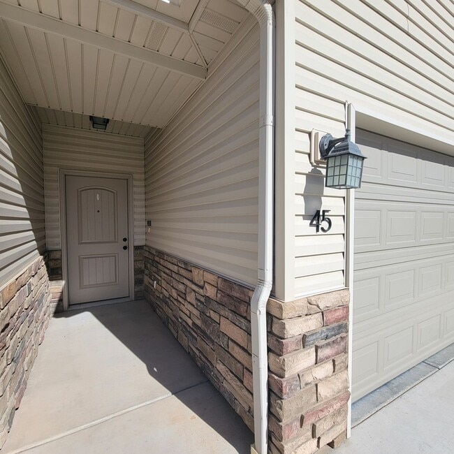 Building Photo - Spacious Modern Townhome