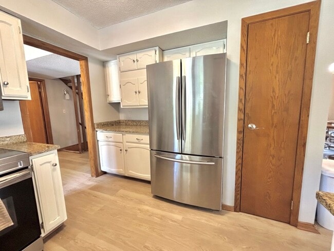 Building Photo - Entertainers dream in the heart of Eden Prairie! 3000+sf, updated, beautiful yard!!