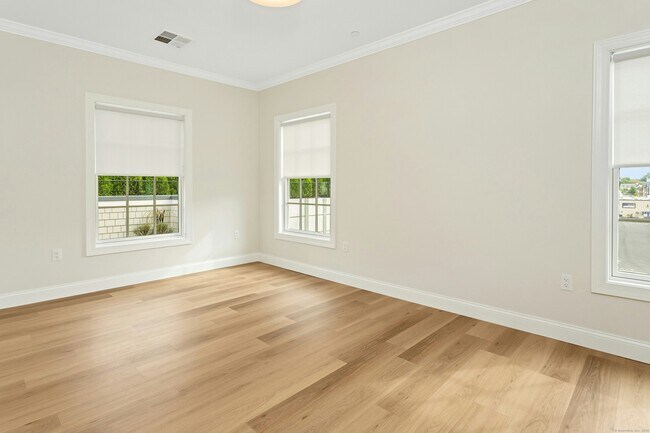 Building Photo - 340 Heights Rd