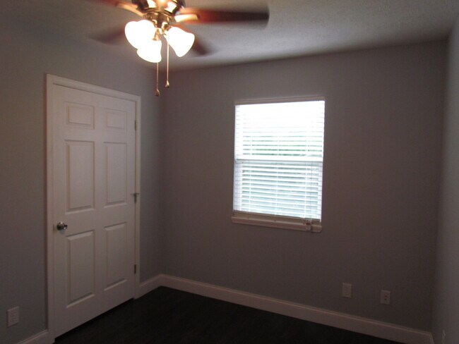Building Photo - Available August 7th!! Laquey Schools!