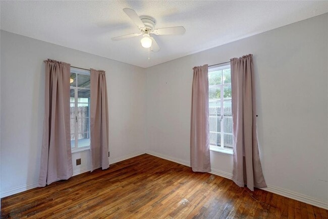 Building Photo - 904 E 55th 1/2 St