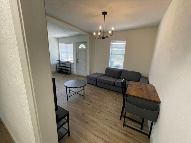 Building Photo - 411 Guyer St