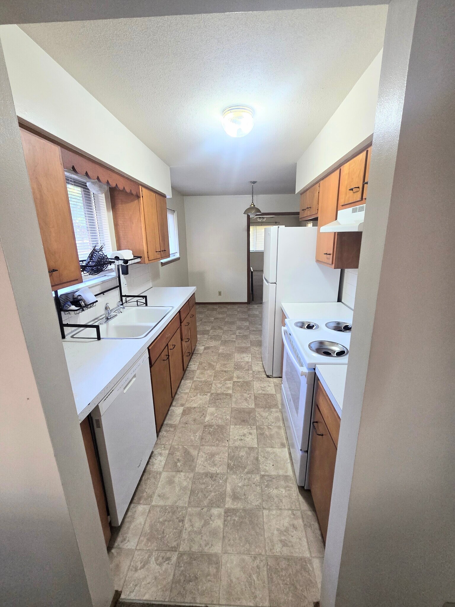 Kitchen - 3405 S Oxford Ave