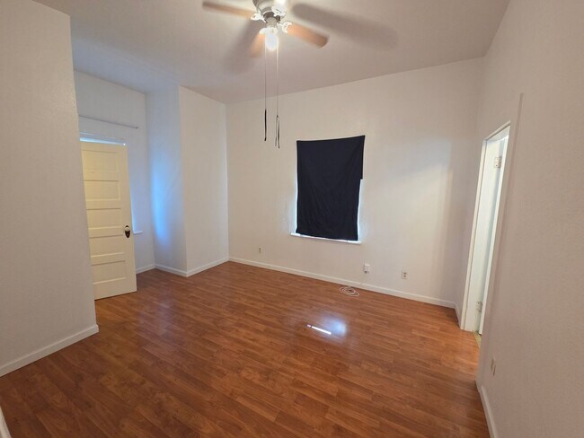 Building Photo - Beautiful 2 bedroom home with large detatched garage