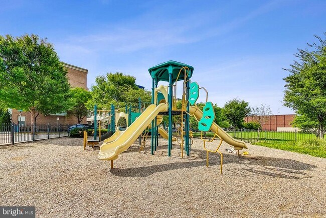 Building Photo - 4550 Longfellow St