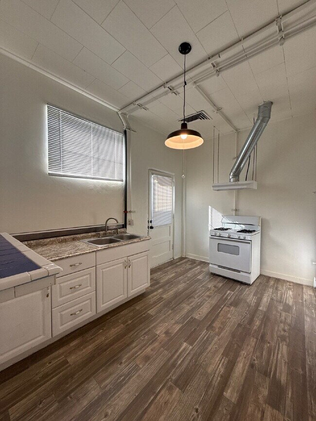 Building Photo - Great 1 bd apartment with private yard! Ridgecrest! Move in special!