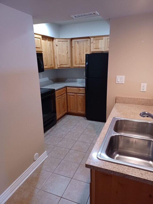 Building Photo - 3200 S Litzler Dr