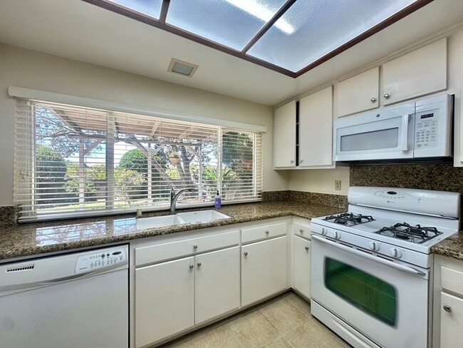 Building Photo - 4 Bedroom Home 3 Car Garage with Fenced Ya...