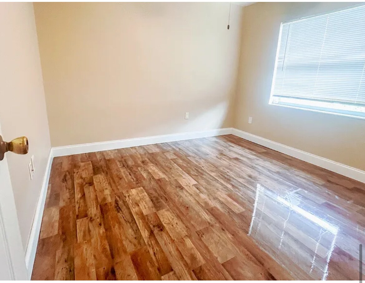 Building Photo - 706 W Alamo Dr