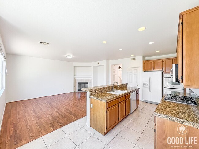 Building Photo - Stylish 4B/3BA Home with Upgraded Kitchen ...