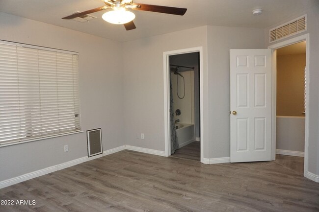 Building Photo - 2046 N Parish Ln