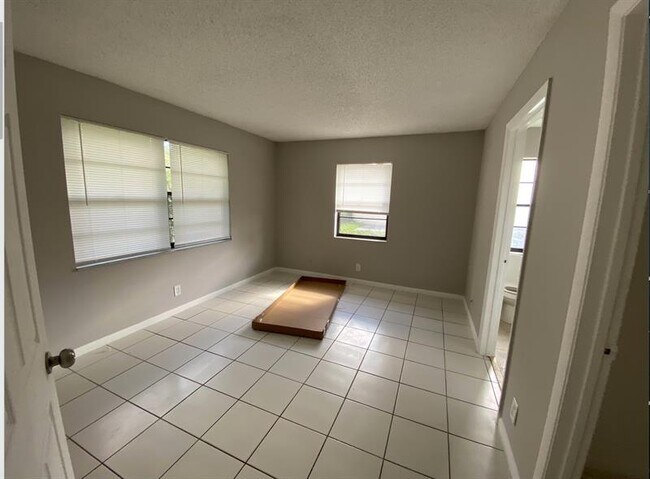 Building Photo - 4734 Summit Blvd