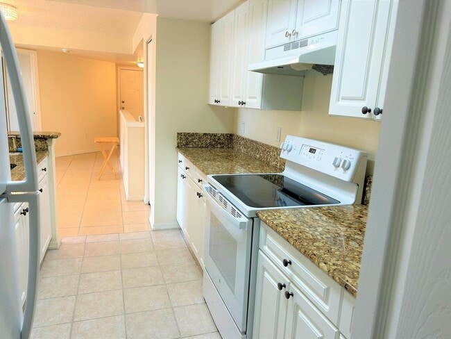 Building Photo - 1300 Crestwood Ct S