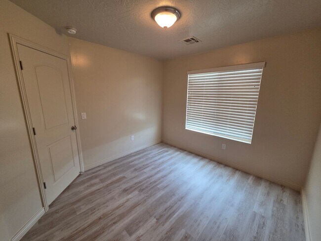 Building Photo - Large 4 Br - like new under $2k!