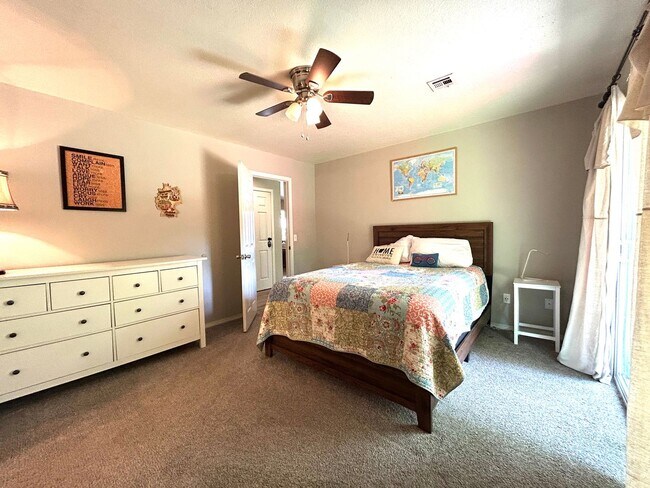 Building Photo - One level 3 bed/2 bath spacious home with ...