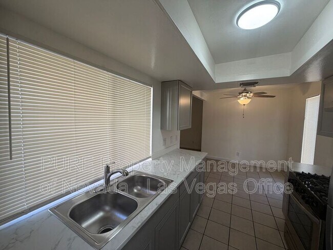 Building Photo - 1405 E Vegas Valley Dr