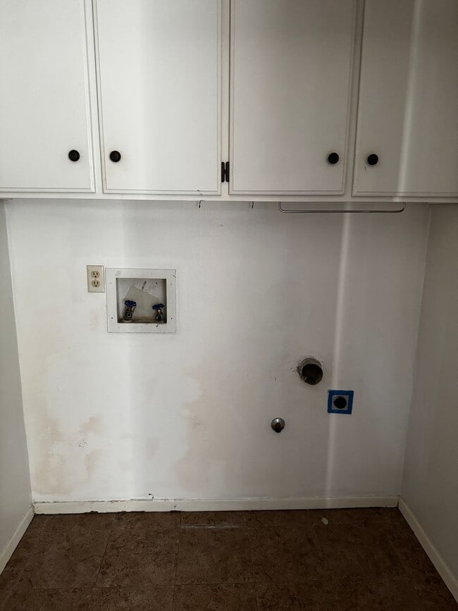 Building Photo - Large 2bedroom 2bathroom CH/A 2 car garage