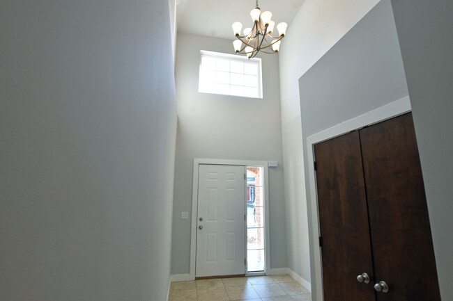 Building Photo - 3 BR, 2 1/2 BA, 2-Car, 1885 SF Townhouse, ...