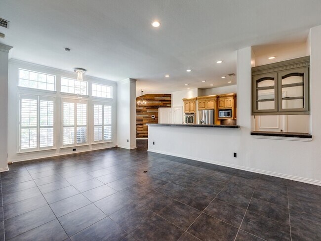 Building Photo - 4684 Old Pond Dr