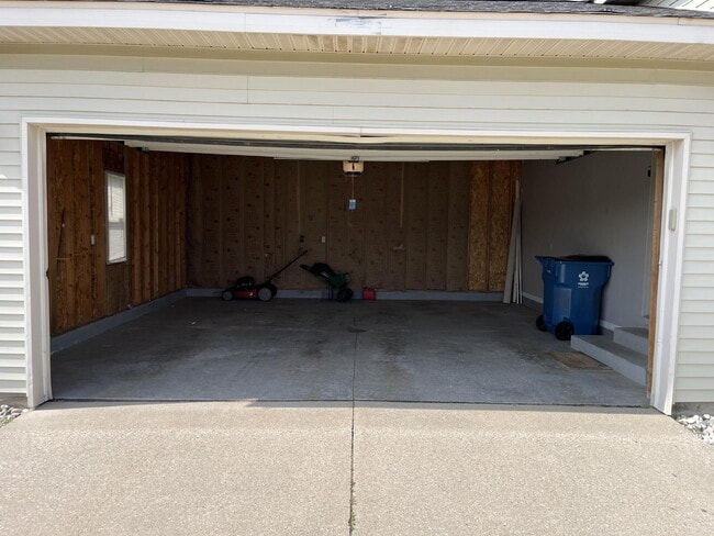 Building Photo - Spacious 4-Bedroom, 3-Bathroom House in Ca...