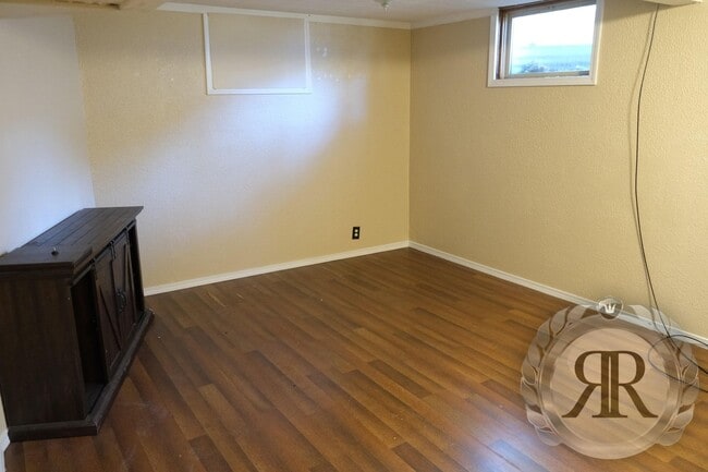 Building Photo - Gorgeous 4bd 1.5bt Home Next to YVC!