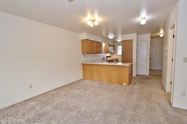 Building Photo - 639 N Moffatt Ave