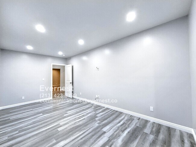 Building Photo - Introducing a modern 2-bedroom, 2-bathroom...
