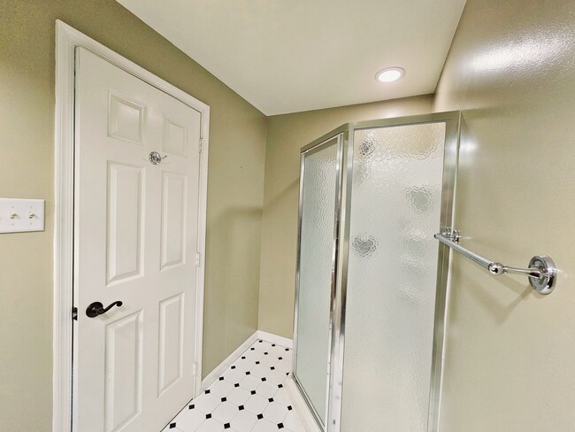 Building Photo - 435 Oakton Way