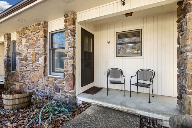 Building Photo - 9 August Ln