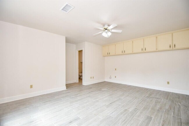 Building Photo - 3007 Broadmoor Dr