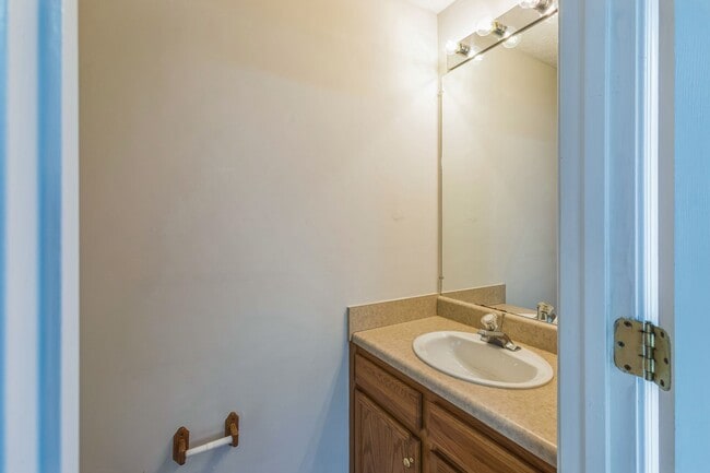 Building Photo - Newly renovated 2bd/1.5 bath end unit town...
